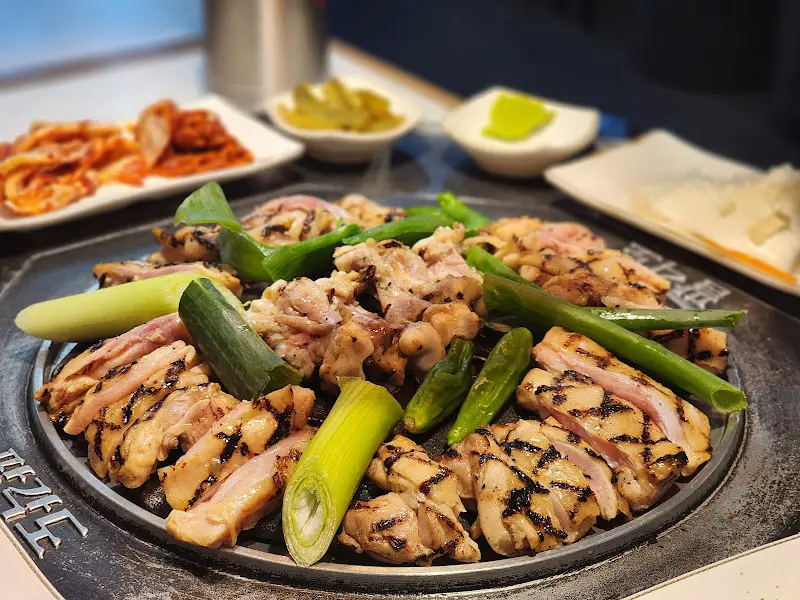 숯불 위에서 익어가는 닭갈비와 꽈리꼬추, 대파