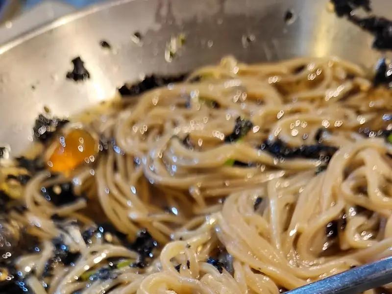 살얼음이 동동 띄워진 냉 메밀국수