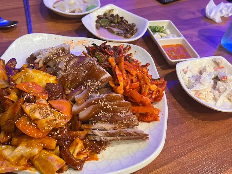 튀김족발과 곁들임 찬