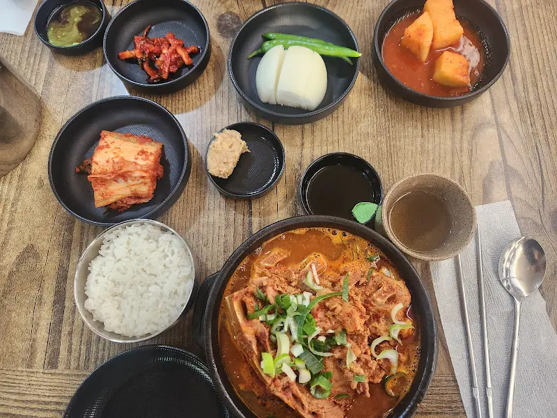 뼈해장국과 밑반찬