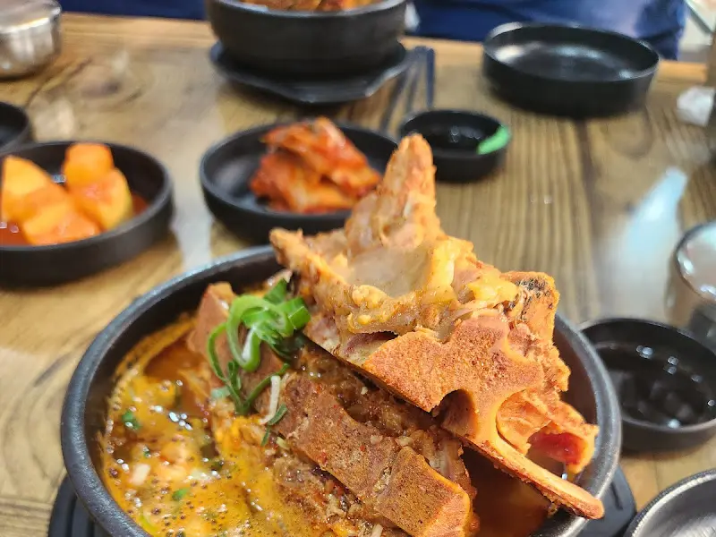 뼈해장국과 반찬 전체샷