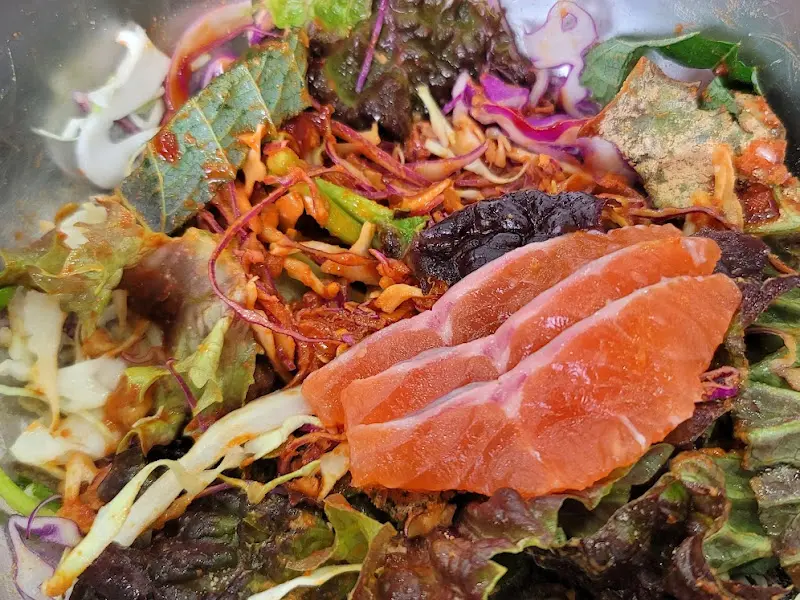 송어회와 야채의 환상적인 조화