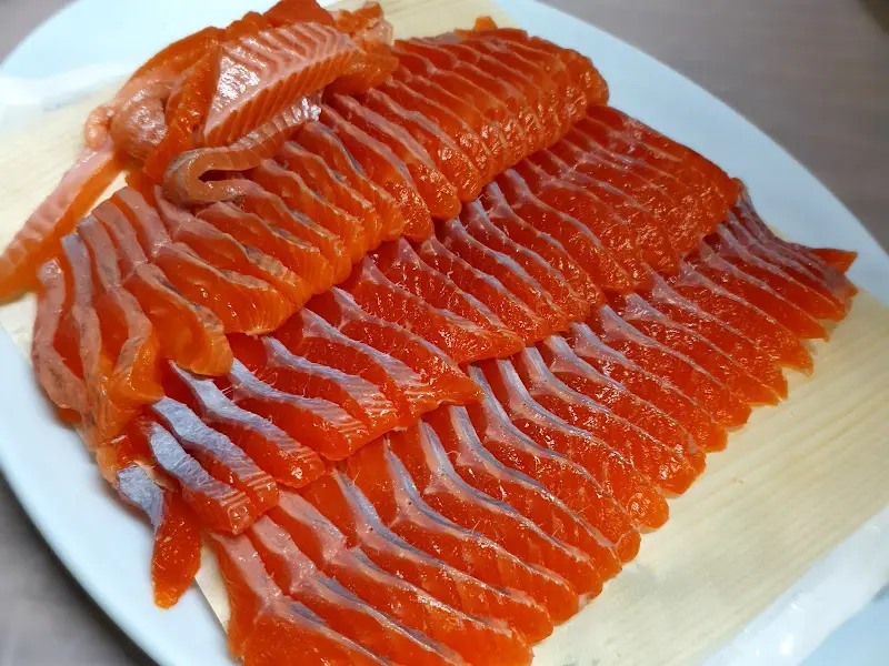 입맛을 돋우는 싱싱한 송어회