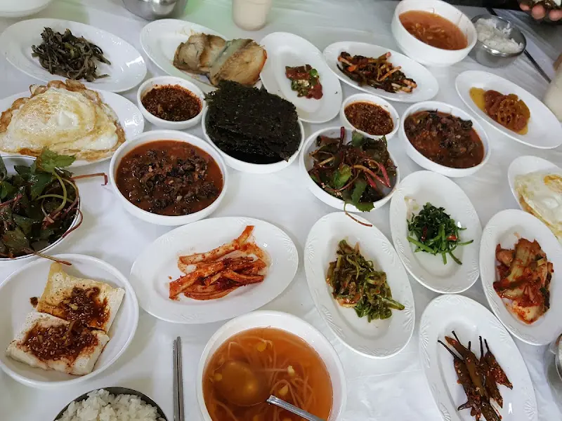 다채로운 반찬들