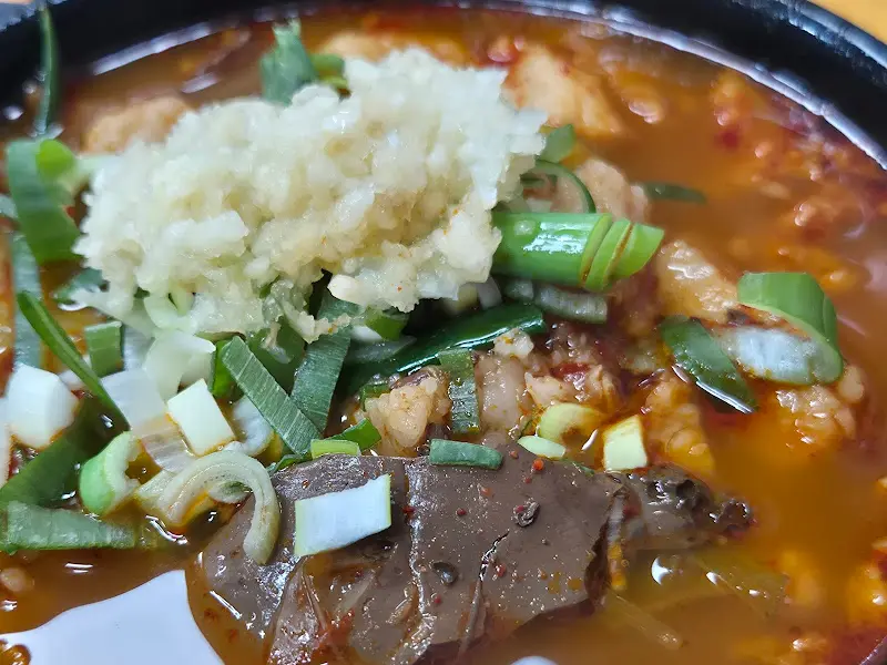 다진 마늘이 듬뿍 올라간 수구레 국밥