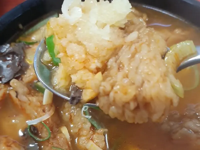 숟가락 가득 퍼올린 수구레와 선지