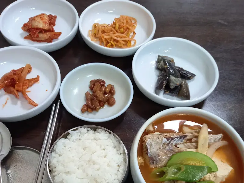 푸짐한 밑반찬과 동태찌개 한 상