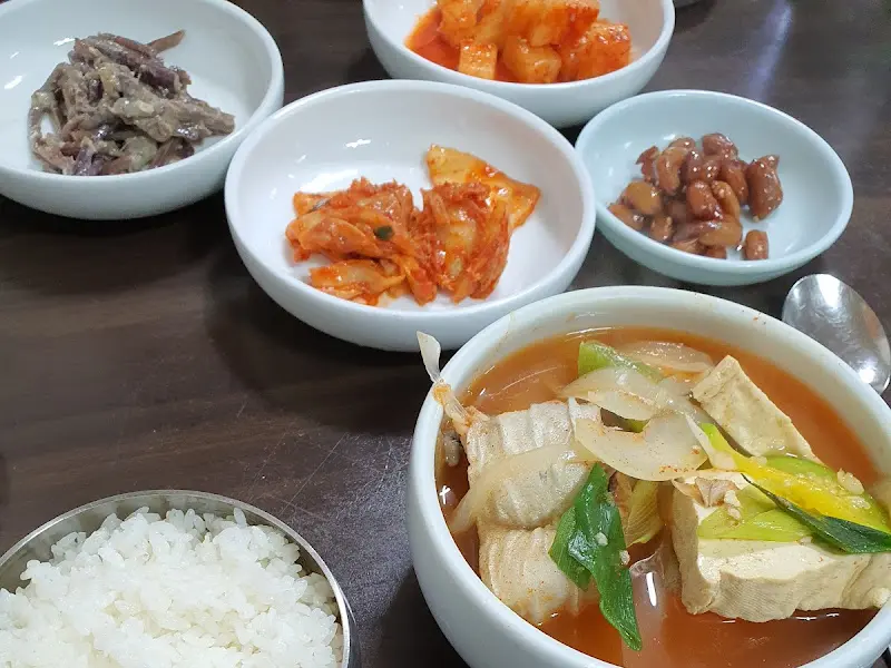 큼지막한 동태 토막이 들어있는 동태찌개