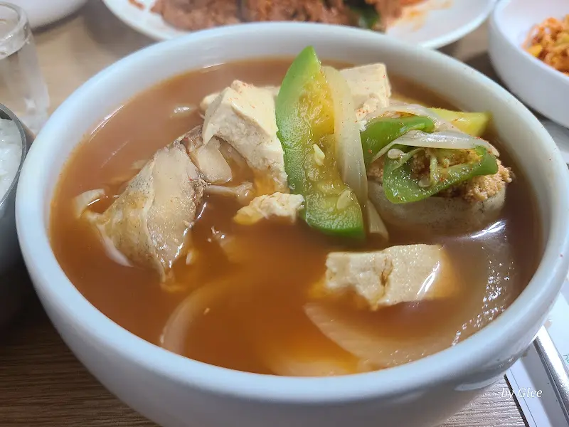 두부와 야채가 푸짐하게 들어간 동태찌개