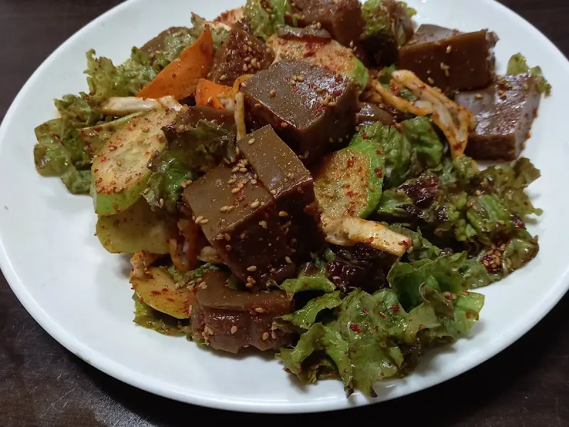 신선한 채소와 함께 나오는 도토리묵