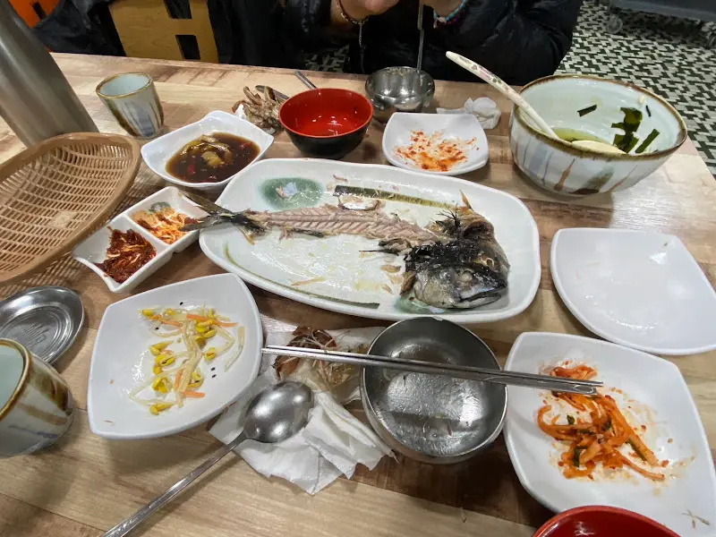 맛있는 음식에 젓가락질이 멈추지 않아