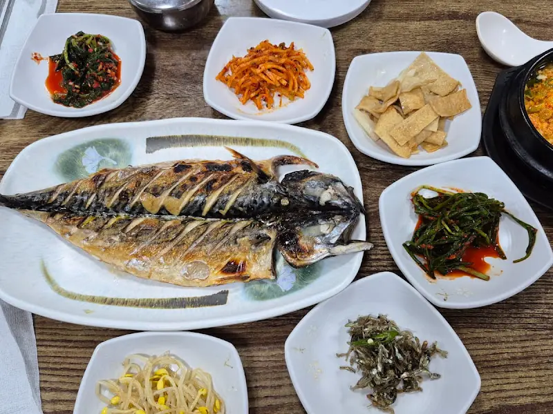 다양한 반찬들이 정갈하게 담겨 나온다