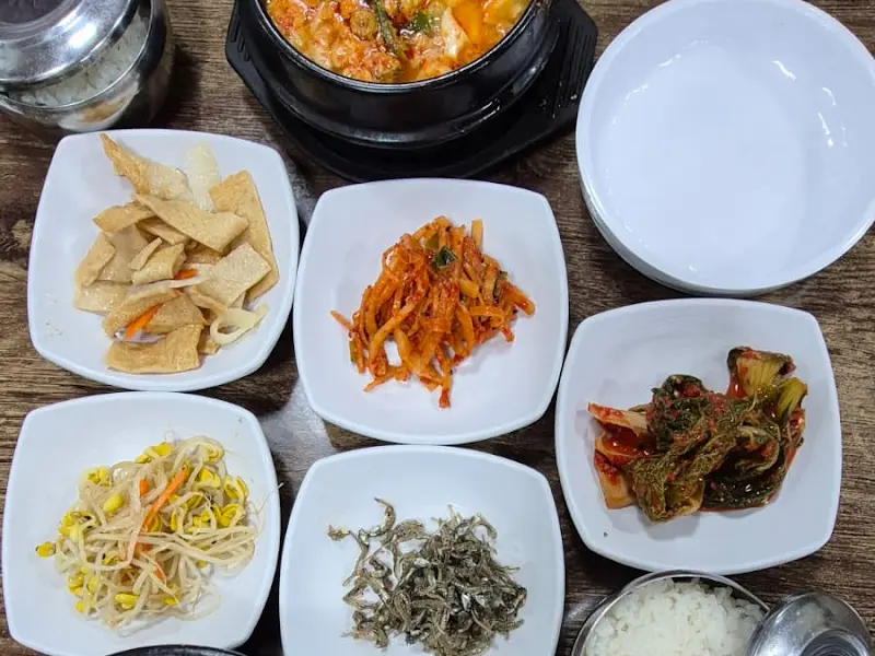 김치두부찌개도 인기 메뉴 중 하나