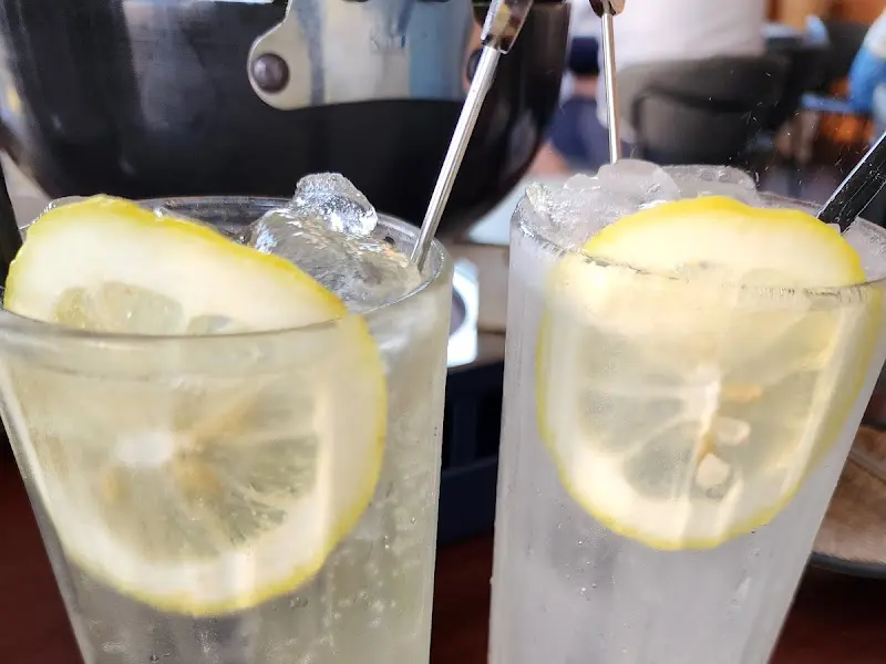 레몬이 들어간 시원한 술