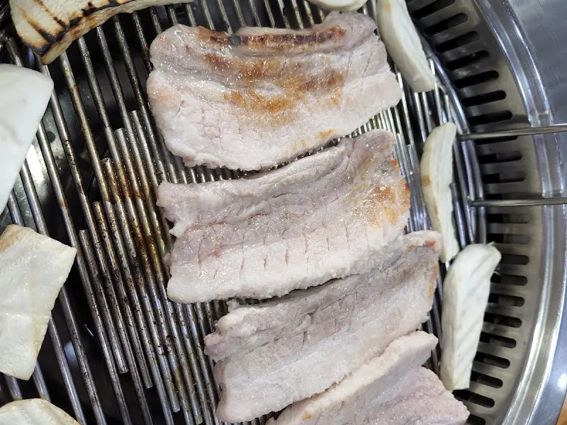 노릇노릇 구워진 삼겹살