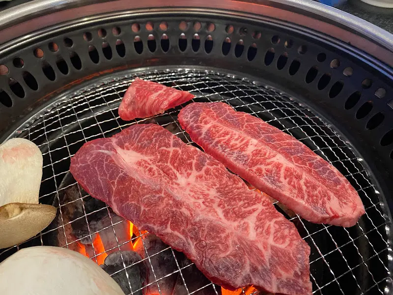 숯불 위에서 구워지는 신선한 한우 등심