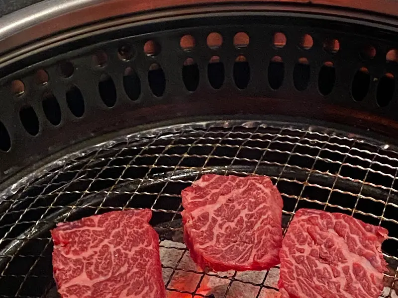 숯불 위에서 맛있게 익어가는 한우