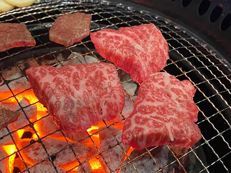 숯불 위에서 맛있게 익어가는 한우