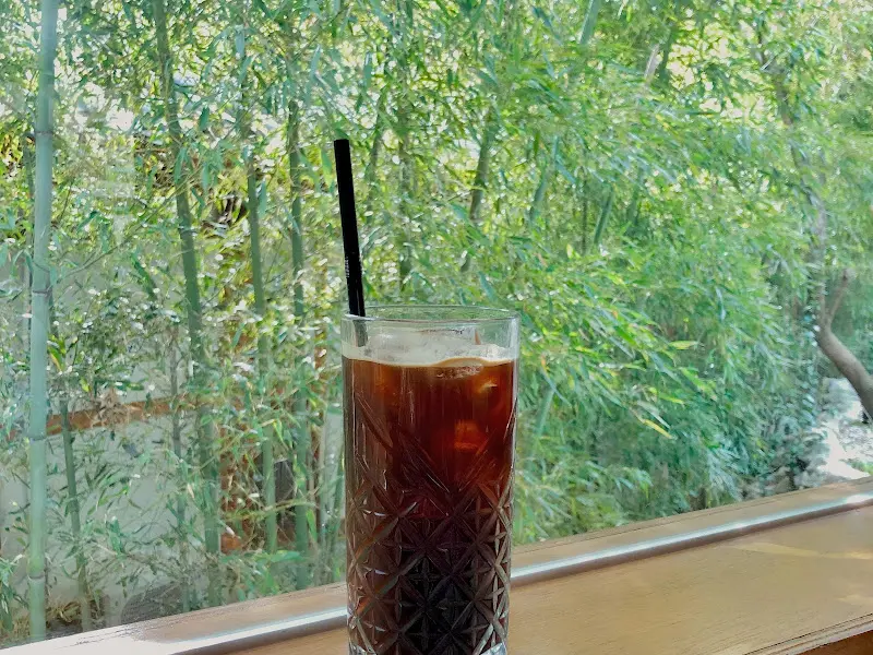 대나무 숲을 배경으로 한 아이스 아메리카노