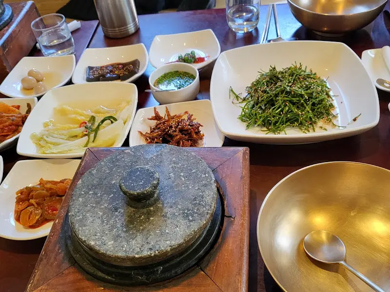 정갈하게 차려진 다슬기 부추 돌솥밥 한상차림