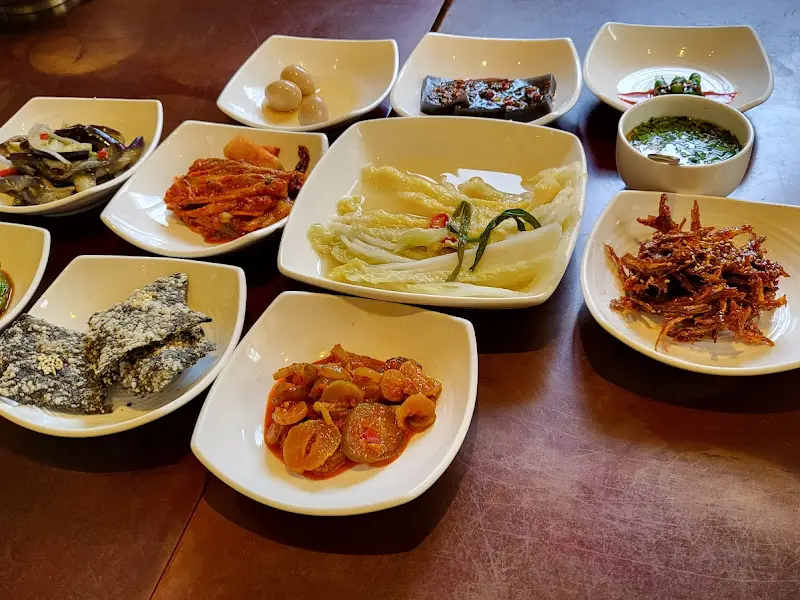 다채로운 밑반찬들의 향연