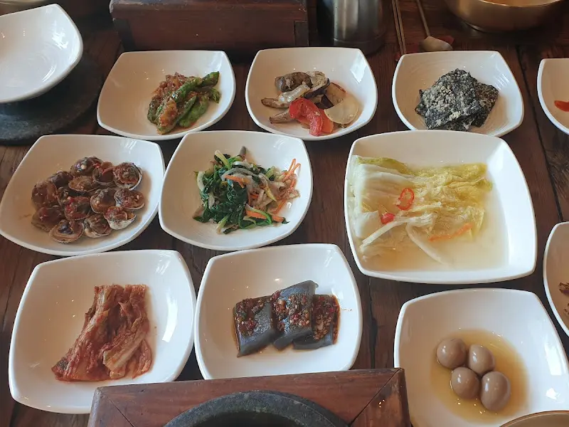 정갈하게 차려진 밑반찬들