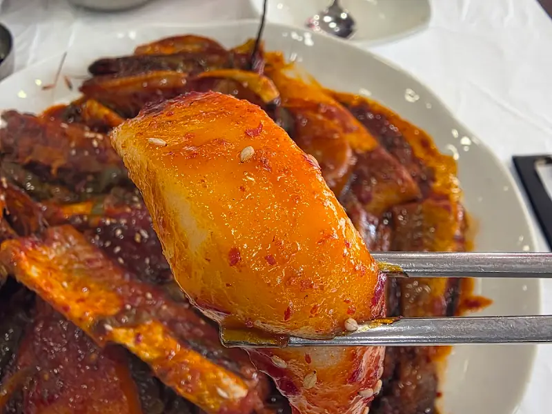 젓가락으로 집어 올린 떡사리