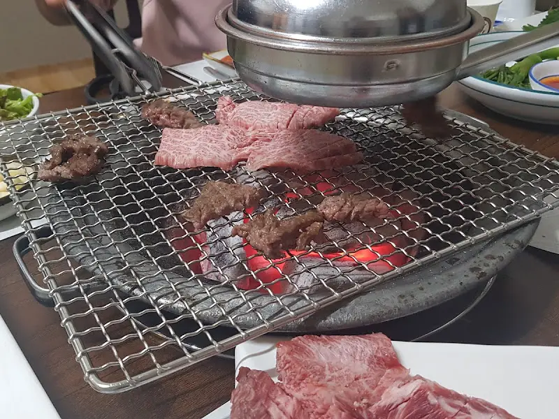 숯불 위에서 익어가는 갈비