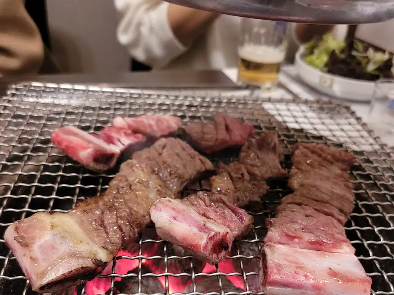 숯불 위에서 익어가는 갈비