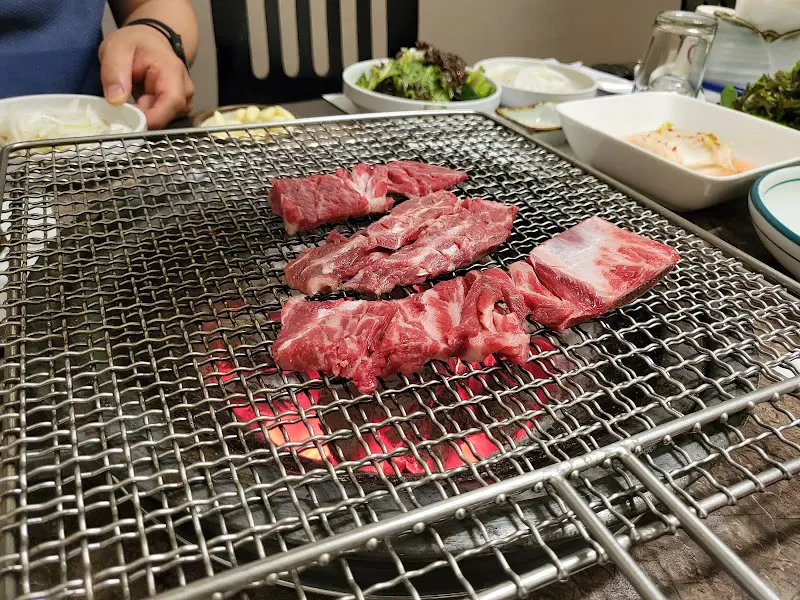 숯불 위에서 익어가는 갈비