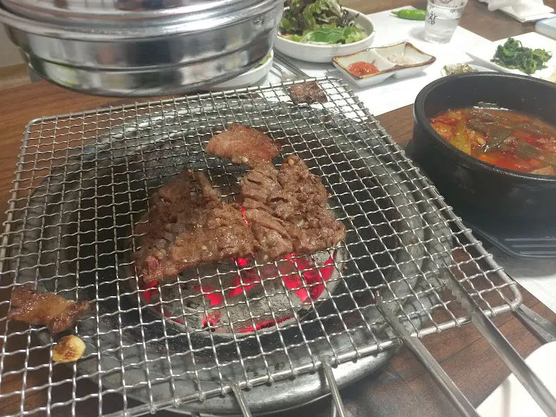 숯불 위에서 익어가는 갈비