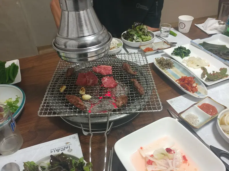 숯불 위에서 익어가는 갈비