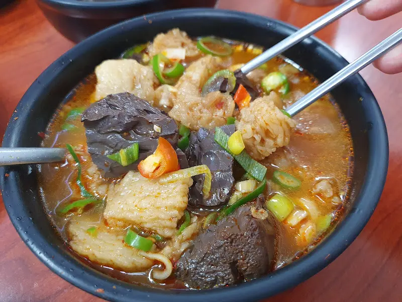 수구레와 선지가 가득한 국밥