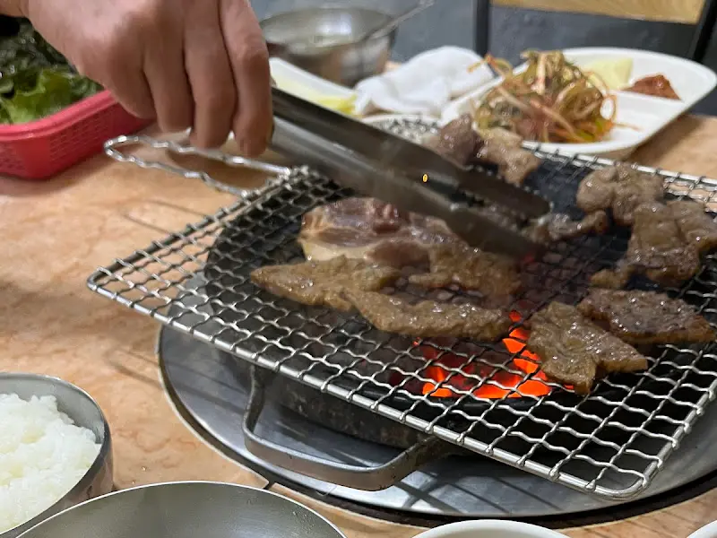 돼지갈비를 굽는 모습