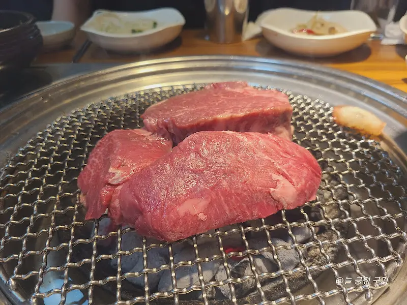 숯불 위에 구워지는 안심