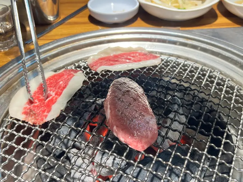 숯불 위에서 익어가는 살치살