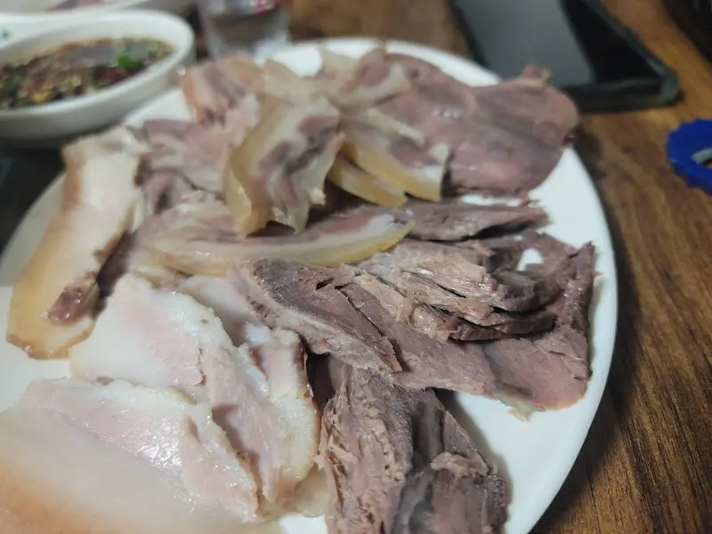 돼지머리 수육 한 접시