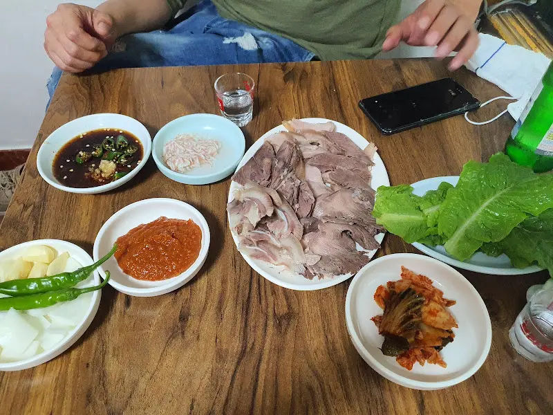 수육과 함께 곁들여 먹는 다양한 반찬들