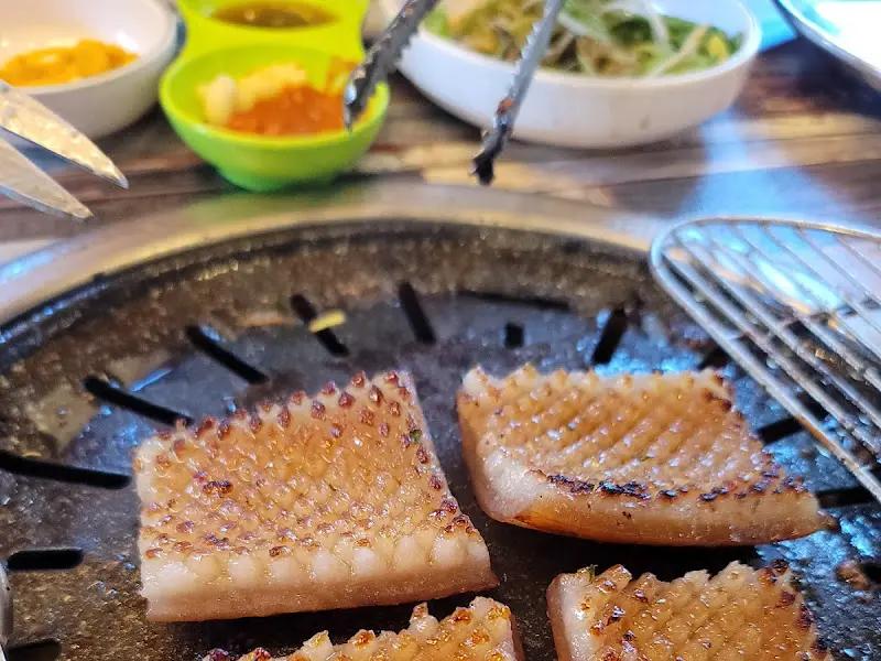 노릇하게 구워진 돼지 껍데기