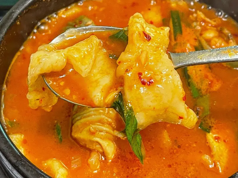 숟가락 위에 올려진 메기 살점