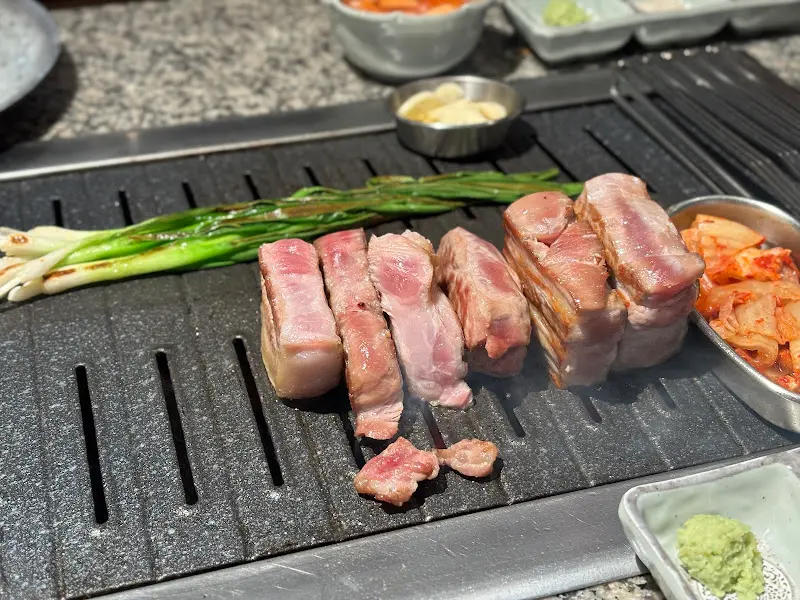 숯불 위에 구워지는 삼겹살