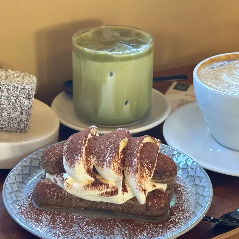 말차 티라미수와 음료