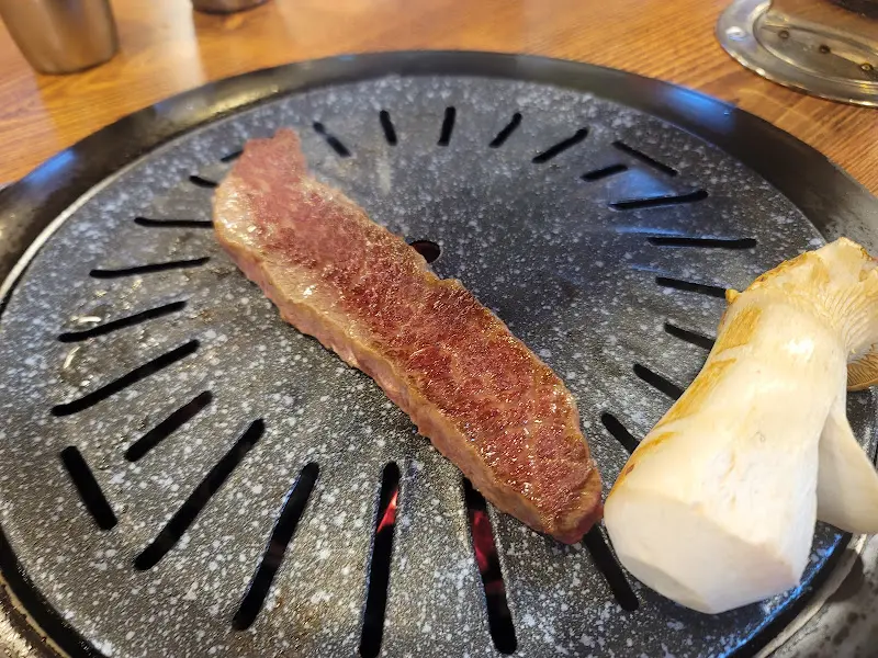 프라임소야 숯불소고기 성남본점의 구워진 소고기