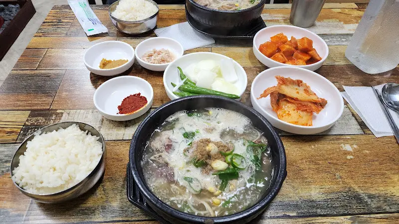 녹돈 떡갈비와 반찬들