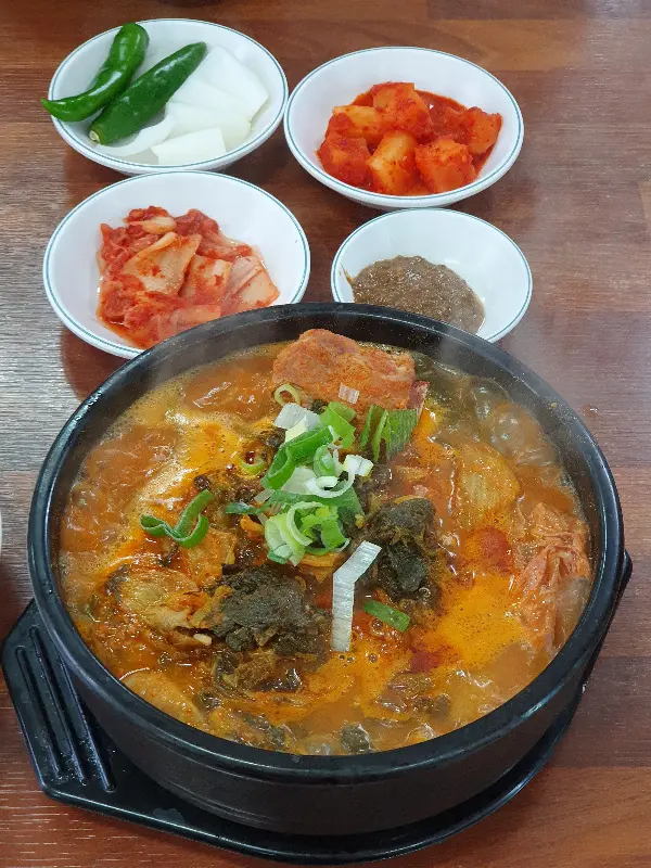 푸짐한 뼈해장국