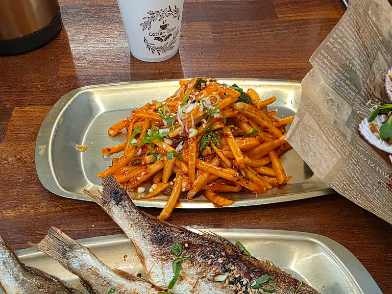 정갈하게 차려진 굴 요리 한 상