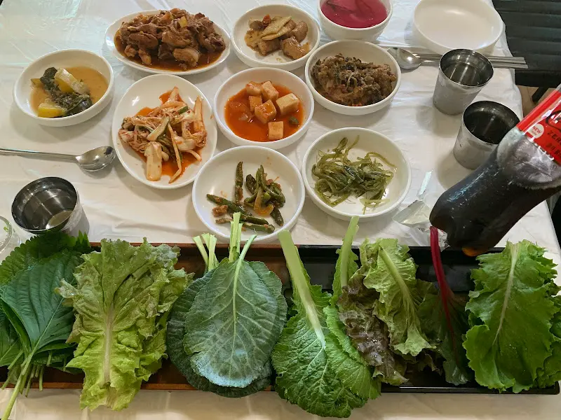 푸짐한 쌈 채소와 반찬