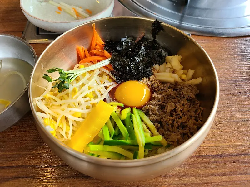 전주비빔밥의 다채로운 색감