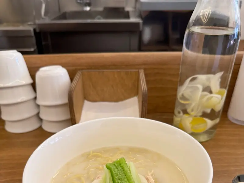 테이블 위에 놓인 물통과 컵