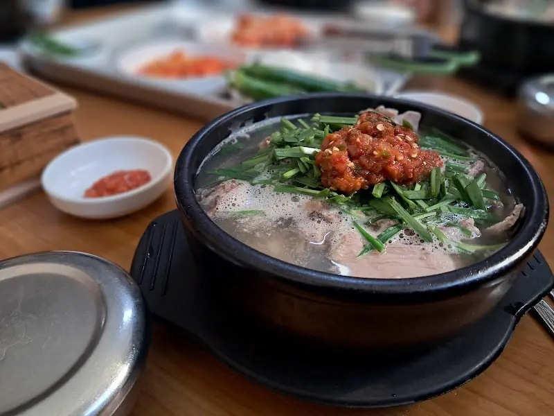 다진 양념이 올려진 국밥